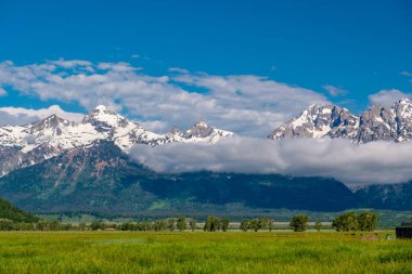 Alçak bulutlar ile Grand Teton Dağları. Grand Teton Milli Parkı, Wyoming, ABD.