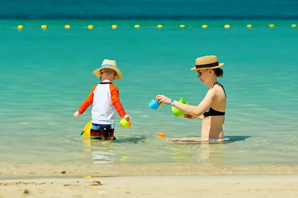 Niño Dos Años Jugando Con Juguetes Playa Con Madre Playa —  Fotos de Stock