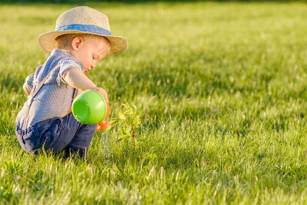 蹒跚学步的孩子在户外的画像 一岁男婴戴草帽使用喷壶的乡村景色 — 图库照片