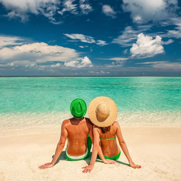 Casal Uma Praia Tropical Maldivas — Fotografia de Stock