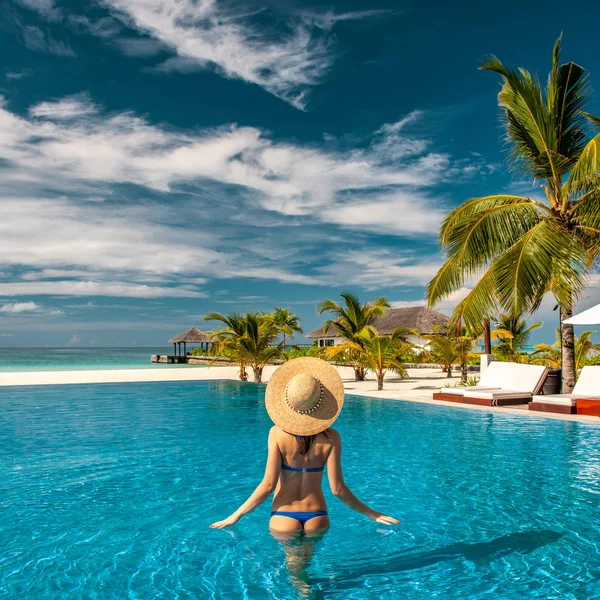 Mujer Con Sombrero Sol Piscina Playa Maldivas — Foto de Stock