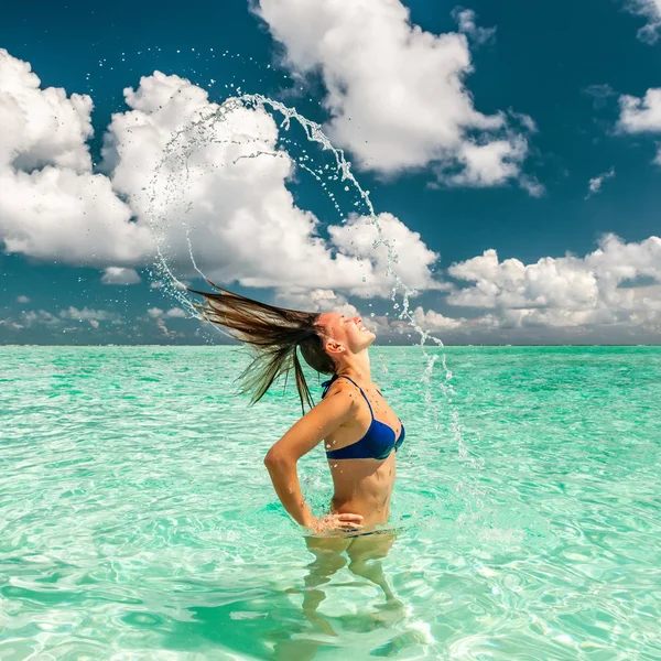 Femme Éclaboussant Eau Avec Ses Cheveux Dans Océan — Photo