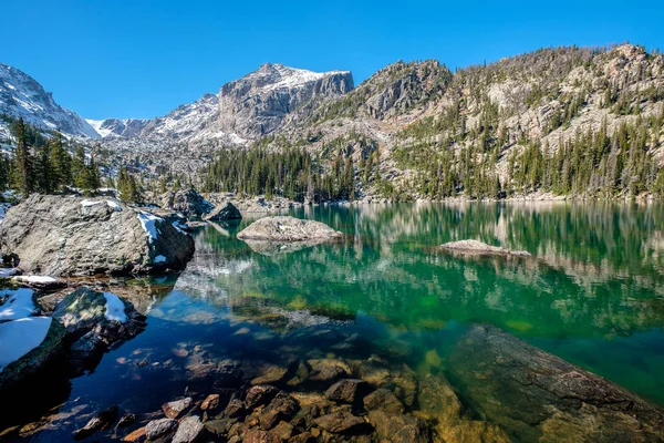 Lake Haiyaha Kayalar Kar Sonbahar Dağlarda Rocky Dağı Milli Parkı — Stok fotoğraf