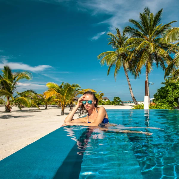 Vrouw Aan Het Strand Zwembad Maldiven — Stockfoto