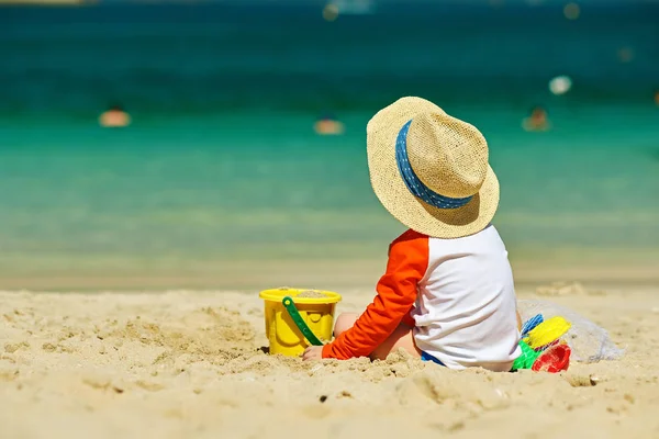 两岁的小孩在沙滩上玩沙滩玩具 — 图库照片