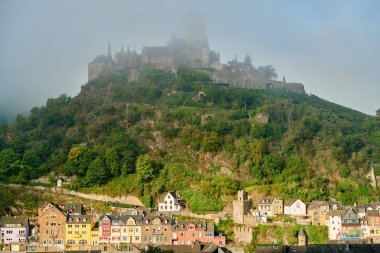 Almanya 'daki Cochem kasabası, Reichsburg kalesiyle Moselle nehri üzerinde.