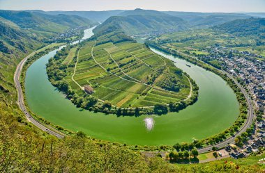 Moselle Nehri kıvrımlı Bremm kasabası, Almanya