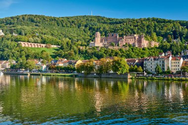 Heidelberg, Almanya 'da Neckar nehrinde bir şehirdir. 