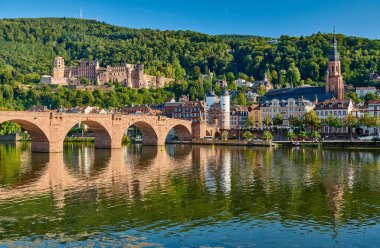 Heidelberg, Almanya 'da Neckar nehrinde bir şehirdir. 