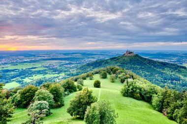 Almanya 'da dağın tepesindeki Hilltop Hohenzollern Kalesi