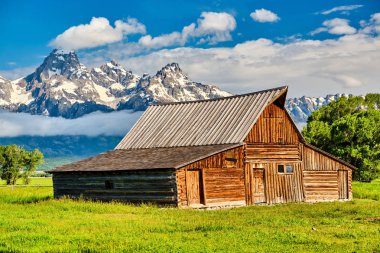 Grand Teton Dağları'nda eski ahır 