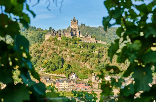 Cochem ciudad en Alemania en el río Mosela con el castillo de Reichsburg —  Fotos de Stock