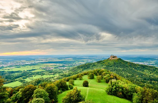 Hilltop Hohenzollern Castillo en la cima de la montaña en Alemania — Foto de Stock