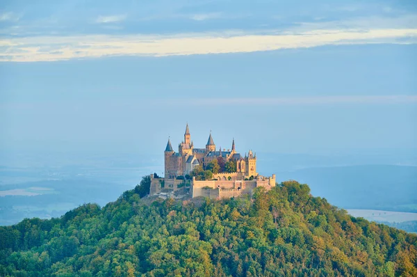 Hilltop Hohenzollern Castillo en la cima de la montaña en Alemania —  Fotos de Stock