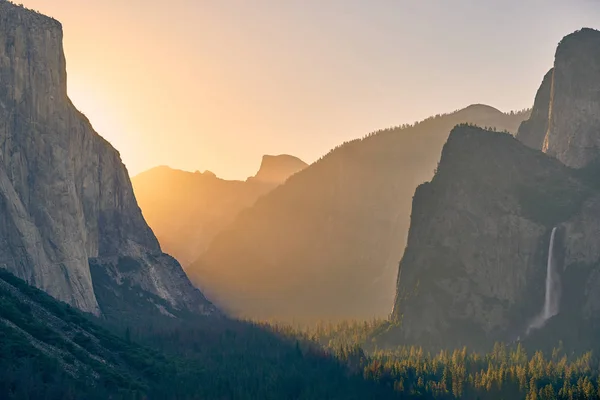 Долина Yosemite National Park на світанку — стокове фото