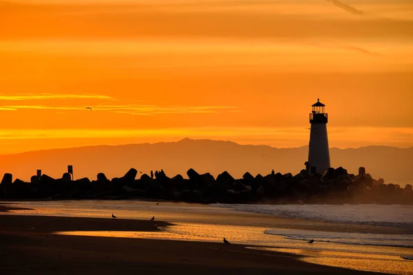 Santa Cruz Breakwater Light (Walton Lighthouse) ao nascer do sol — Fotografia de Stock
