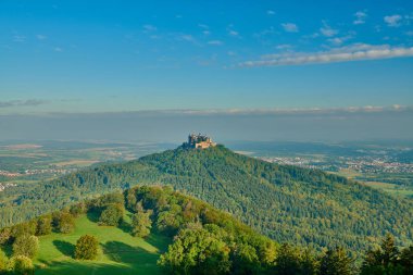 Almanya 'da dağın tepesindeki Hilltop Hohenzollern Kalesi