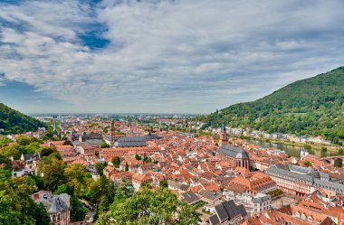 Heidelberg, Almanya 'da Neckar nehrinde bir şehirdir. 