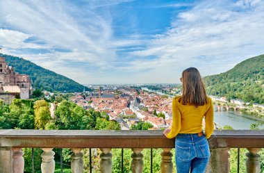 Almanya 'nın Neckar nehrindeki Heidelberg kasabasında bir turist. 