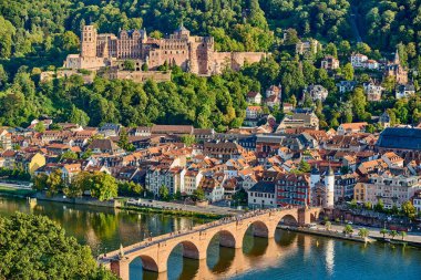 Heidelberg, Almanya 'da Neckar nehrinde bir şehirdir. 