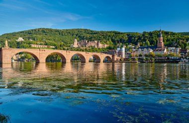 Heidelberg, Almanya 'da Neckar nehrinde bir şehirdir. 
