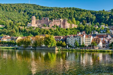 Heidelberg, Almanya 'da Neckar nehrinde bir şehirdir. 