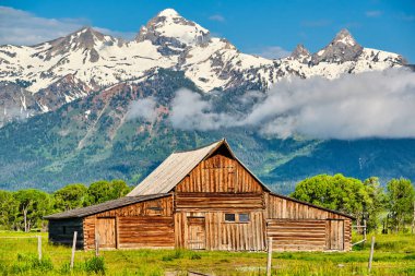 Grand Teton Dağları'nda eski ahır 
