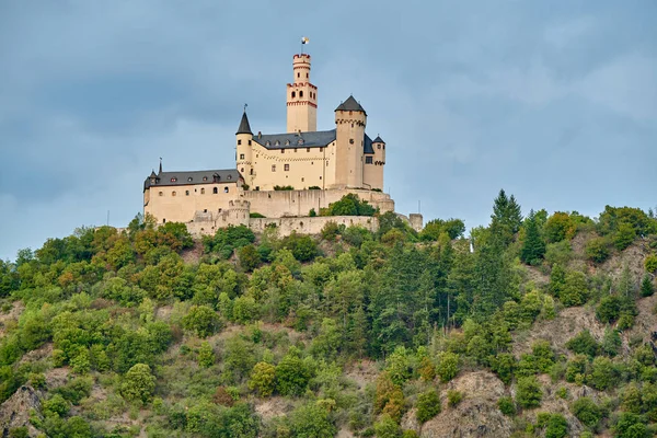 Marksburg slott vid floden Rhen i Tyskland — Stockfoto