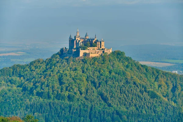 Hilltop Hohenzollern slott på bergstopp i Tyskland — Stockfoto