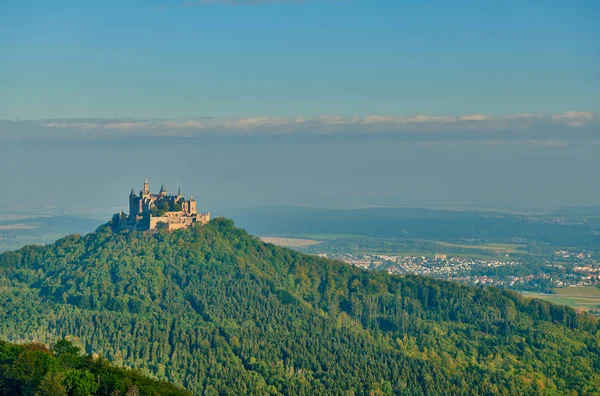 Hilltop Hohenzollern slott på bergstopp i Tyskland — Stockfoto