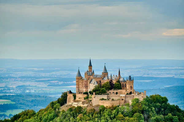 Hilltop Hohenzollern Kasteel op bergtop in Duitsland — Stockfoto