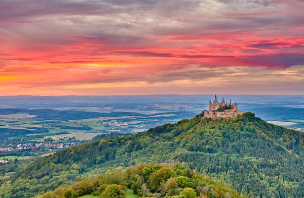 Hilltop Hohenzollern slott på bergstopp i Tyskland — Stockfoto