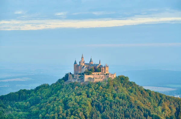 Hilltop Hohenzollern slott på bergstopp i Tyskland — Stockfoto