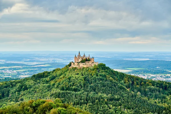 Hilltop Hohenzollern Castelo no topo da montanha na Alemanha — Fotografia de Stock