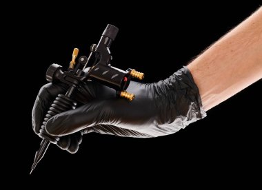 Sanatçının elinde dövme makinesi 