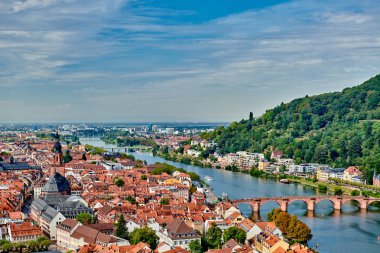 Heidelberg, Almanya 'da Neckar nehrinde bir şehirdir. 