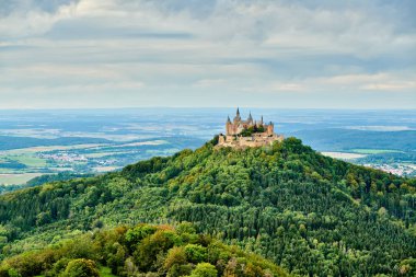 Almanya 'da dağın tepesindeki Hilltop Hohenzollern Kalesi