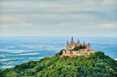 Almanya 'da dağın tepesindeki Hilltop Hohenzollern Kalesi