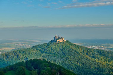 Almanya 'da dağın tepesindeki Hilltop Hohenzollern Kalesi