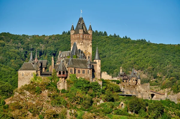 Hermoso castillo de Reichsburg en una colina en Cochem, Alemania —  Fotos de Stock