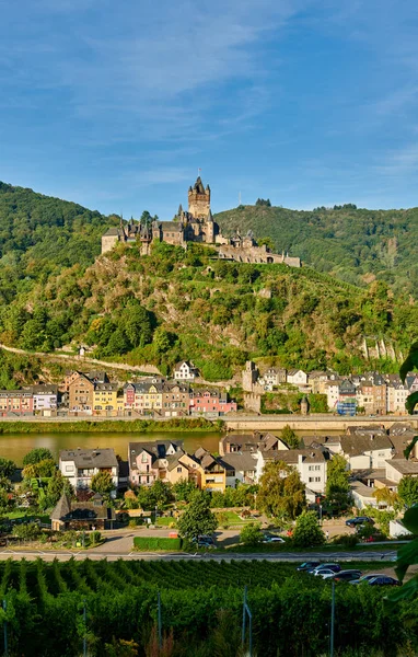 Miasto Cochem w Niemczech nad rzeką Moselle z zamkiem Reichsburg — Zdjęcie stockowe