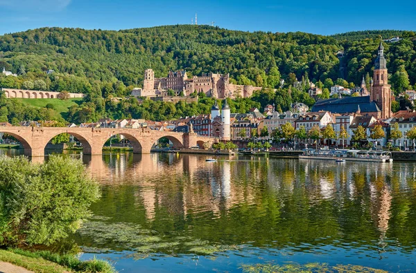 Heidelberg stad vid floden Neckar, Tyskland — Stockfoto