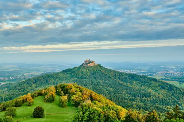 Hilltop Hohenzollern slott på bergstopp i Tyskland — Stockfoto
