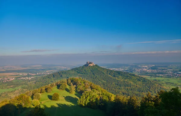 Hilltop Hohenzollern Castillo en la cima de la montaña en Alemania — Foto de Stock
