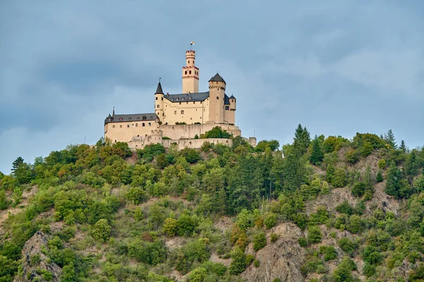 Marksburg slott vid floden Rhen i Tyskland — Stockfoto