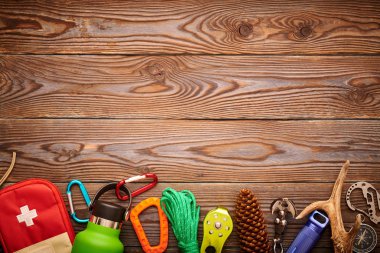 Ahşap arka planda gezinmek için seyahat ögeleri