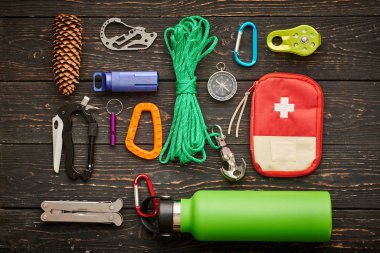 Ahşap arka planda gezinmek için seyahat ögeleri