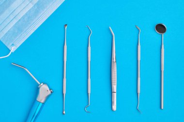 Dişçi araçları mavi arkaplan üst görünümü üzerinde