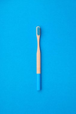 Mavi arkaplan görünümlü diş fırçası