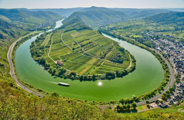 Moselle Nehri kıvrımlı Bremm kasabası, Almanya